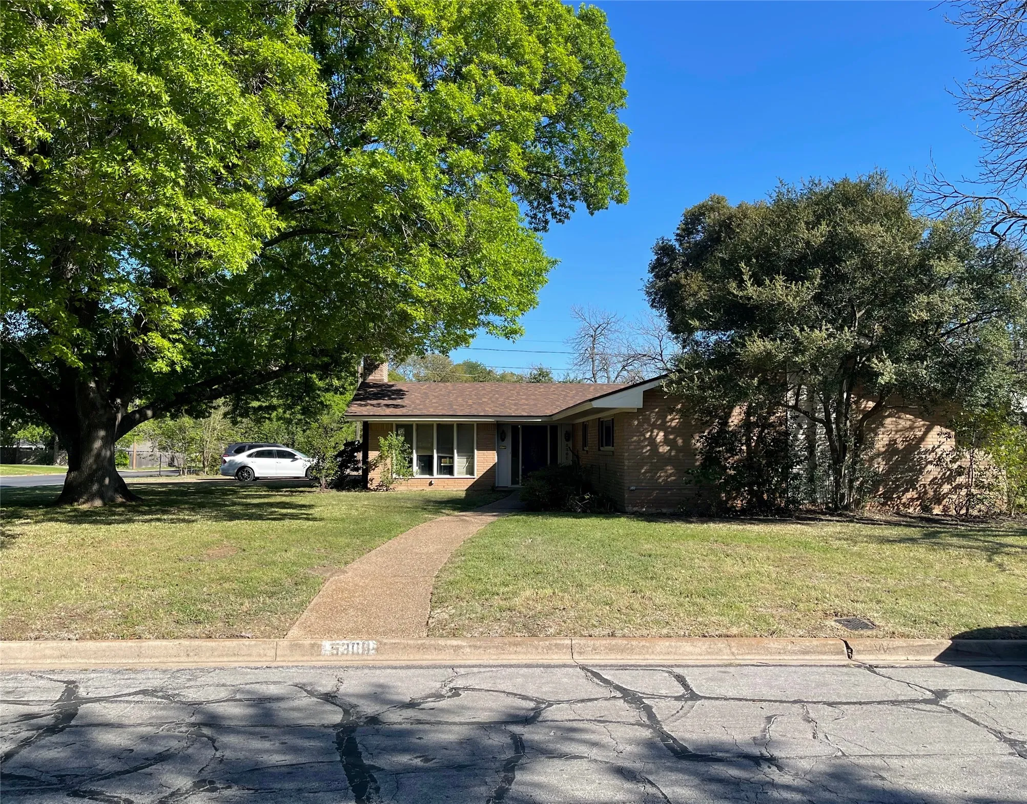 Single Family Residence For Sale in Mc Lennan County , 5300 Lake Crest Drive, Waco, Texas 76710, 4 Bedroom, 2 Bathroom, 2 Garage spaces, 2,334 Sqft, built in 1964, Preowned, mls#21225067, Real Estate Agent in Waco, Homes For Sale in Mc Lennan county, Homes For Sale in Waco, Realtor in Waco Texas, Real Estate Brokerage Independent Realty Texas, Luminita Cordes Realtor