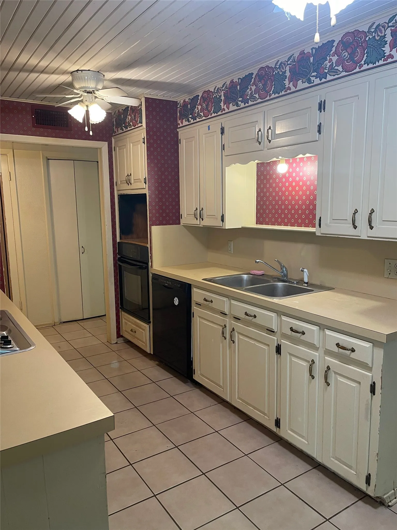 Single Family Residence For Sale in Mc Lennan County , 5300 Lake Crest Drive, Waco, Texas 76710, 4 Bedroom, 2 Bathroom, 2 Garage spaces, 2,334 Sqft, built in 1964, Preowned, mls#21225067, Real Estate Agent in Waco, Homes For Sale in Mc Lennan county, Homes For Sale in Waco, Realtor in Waco Texas, Real Estate Brokerage Independent Realty Texas, Luminita Cordes Realtor