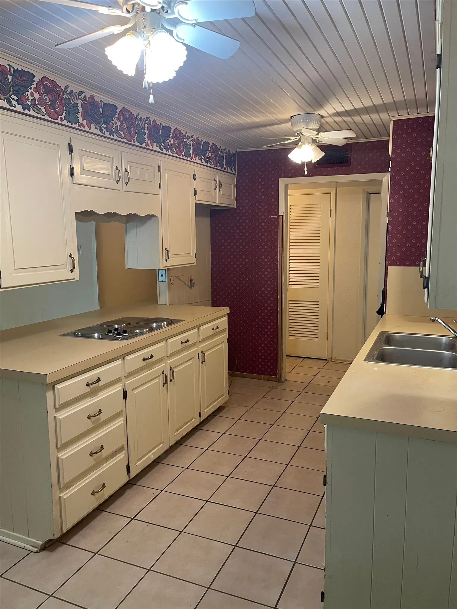 Single Family Residence For Sale in Mc Lennan County , 5300 Lake Crest Drive, Waco, Texas 76710, 4 Bedroom, 2 Bathroom, 2 Garage spaces, 2,334 Sqft, built in 1964, Preowned, mls#21225067, Real Estate Agent in Waco, Homes For Sale in Mc Lennan county, Homes For Sale in Waco, Realtor in Waco Texas, Real Estate Brokerage Independent Realty Texas, Luminita Cordes Realtor