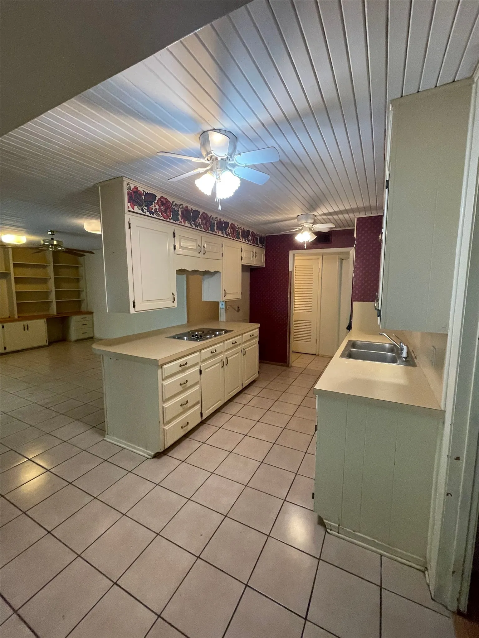 Single Family Residence For Sale in Mc Lennan County , 5300 Lake Crest Drive, Waco, Texas 76710, 4 Bedroom, 2 Bathroom, 2 Garage spaces, 2,334 Sqft, built in 1964, Preowned, mls#21225067, Real Estate Agent in Waco, Homes For Sale in Mc Lennan county, Homes For Sale in Waco, Realtor in Waco Texas, Real Estate Brokerage Independent Realty Texas, Luminita Cordes Realtor