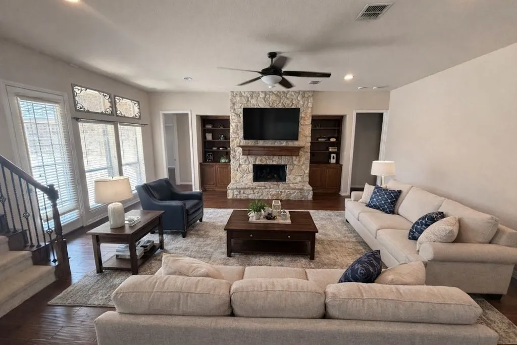Single Family Residence For Sale in Rockwall County , 2185 Clubview Drive, Rockwall, Texas 75087, 3 Bedroom, 3 Bathroom, 2 Garage spaces, 3,083 Sqft, built in 2001, Preowned, mls#21227145, Real Estate Agent in Rockwall, Homes For Sale in Rockwall county, Homes For Sale in Rockwall, Realtor in Rockwall Texas, Real Estate Brokerage Independent Realty Texas, Luminita Cordes Realtor