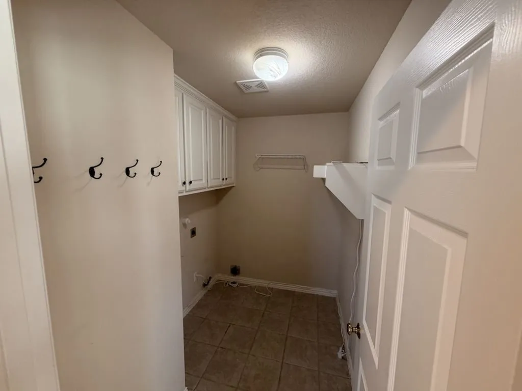 Single Family Residence For Sale in Rockwall County , 2185 Clubview Drive, Rockwall, Texas 75087, 3 Bedroom, 3 Bathroom, 2 Garage spaces, 3,083 Sqft, built in 2001, Preowned, mls#21227145, Real Estate Agent in Rockwall, Homes For Sale in Rockwall county, Homes For Sale in Rockwall, Realtor in Rockwall Texas, Real Estate Brokerage Independent Realty Texas, Luminita Cordes Realtor