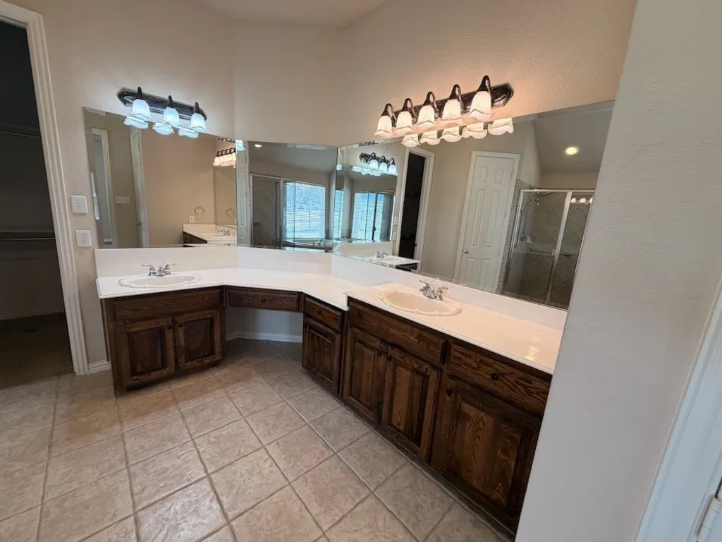 Single Family Residence For Sale in Rockwall County , 2185 Clubview Drive, Rockwall, Texas 75087, 3 Bedroom, 3 Bathroom, 2 Garage spaces, 3,083 Sqft, built in 2001, Preowned, mls#21227145, Real Estate Agent in Rockwall, Homes For Sale in Rockwall county, Homes For Sale in Rockwall, Realtor in Rockwall Texas, Real Estate Brokerage Independent Realty Texas, Luminita Cordes Realtor