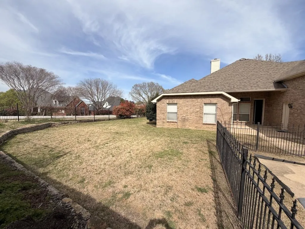Single Family Residence For Sale in Rockwall County , 2185 Clubview Drive, Rockwall, Texas 75087, 3 Bedroom, 3 Bathroom, 2 Garage spaces, 3,083 Sqft, built in 2001, Preowned, mls#21227145, Real Estate Agent in Rockwall, Homes For Sale in Rockwall county, Homes For Sale in Rockwall, Realtor in Rockwall Texas, Real Estate Brokerage Independent Realty Texas, Luminita Cordes Realtor
