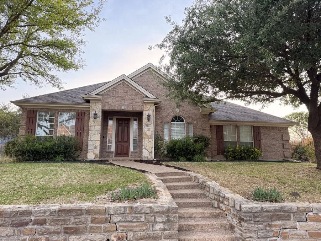 Single Family Residence For Sale in Rockwall County , 2185 Clubview Drive, Rockwall, Texas 75087, 3 Bedroom, 3 Bathroom, 2 Garage spaces, 3,083 Sqft, built in 2001, Preowned, mls#21227145, Real Estate Agent in Rockwall, Homes For Sale in Rockwall county, Homes For Sale in Rockwall, Realtor in Rockwall Texas, Real Estate Brokerage Independent Realty Texas, Luminita Cordes Realtor