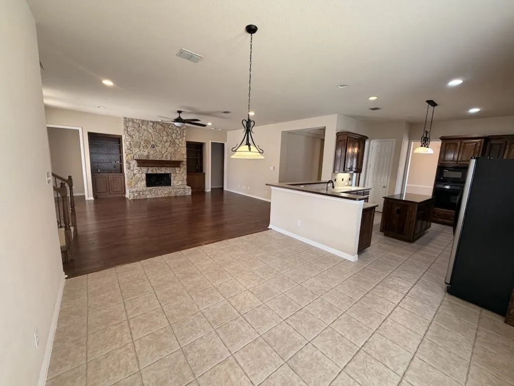 Single Family Residence For Sale in Rockwall County , 2185 Clubview Drive, Rockwall, Texas 75087, 3 Bedroom, 3 Bathroom, 2 Garage spaces, 3,083 Sqft, built in 2001, Preowned, mls#21227145, Real Estate Agent in Rockwall, Homes For Sale in Rockwall county, Homes For Sale in Rockwall, Realtor in Rockwall Texas, Real Estate Brokerage Independent Realty Texas, Luminita Cordes Realtor