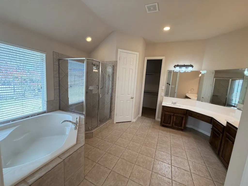 Single Family Residence For Sale in Rockwall County , 2185 Clubview Drive, Rockwall, Texas 75087, 3 Bedroom, 3 Bathroom, 2 Garage spaces, 3,083 Sqft, built in 2001, Preowned, mls#21227145, Real Estate Agent in Rockwall, Homes For Sale in Rockwall county, Homes For Sale in Rockwall, Realtor in Rockwall Texas, Real Estate Brokerage Independent Realty Texas, Luminita Cordes Realtor