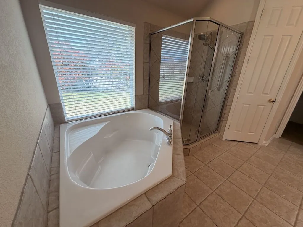 Single Family Residence For Sale in Rockwall County , 2185 Clubview Drive, Rockwall, Texas 75087, 3 Bedroom, 3 Bathroom, 2 Garage spaces, 3,083 Sqft, built in 2001, Preowned, mls#21227145, Real Estate Agent in Rockwall, Homes For Sale in Rockwall county, Homes For Sale in Rockwall, Realtor in Rockwall Texas, Real Estate Brokerage Independent Realty Texas, Luminita Cordes Realtor