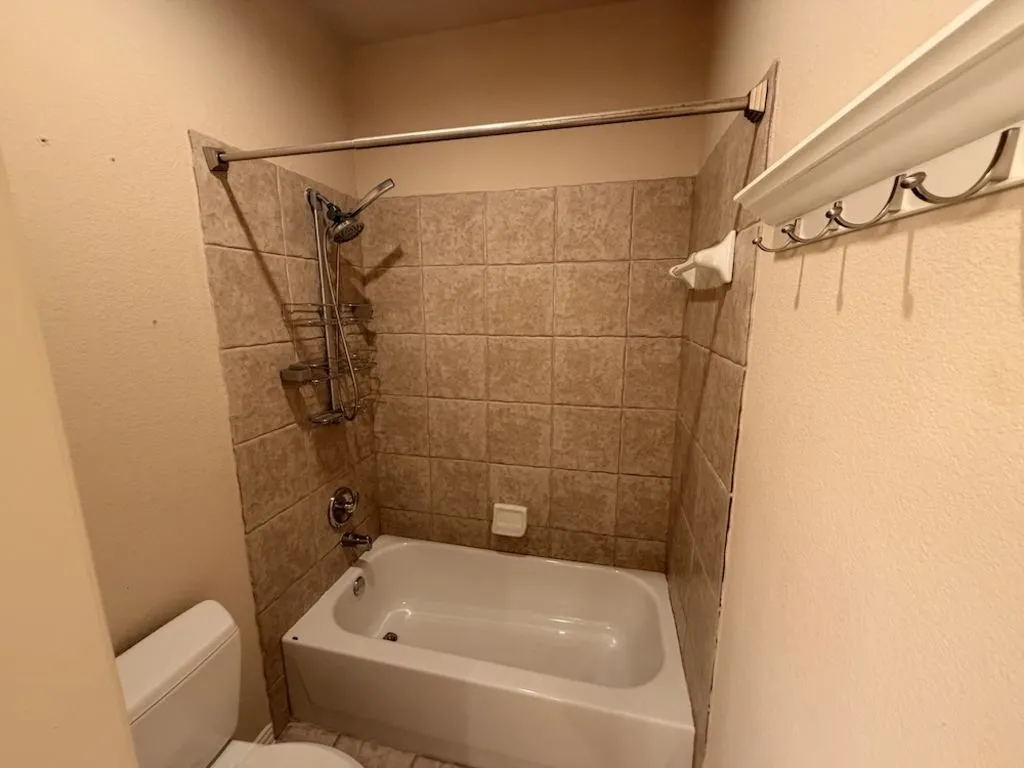 Single Family Residence For Sale in Rockwall County , 2185 Clubview Drive, Rockwall, Texas 75087, 3 Bedroom, 3 Bathroom, 2 Garage spaces, 3,083 Sqft, built in 2001, Preowned, mls#21227145, Real Estate Agent in Rockwall, Homes For Sale in Rockwall county, Homes For Sale in Rockwall, Realtor in Rockwall Texas, Real Estate Brokerage Independent Realty Texas, Luminita Cordes Realtor