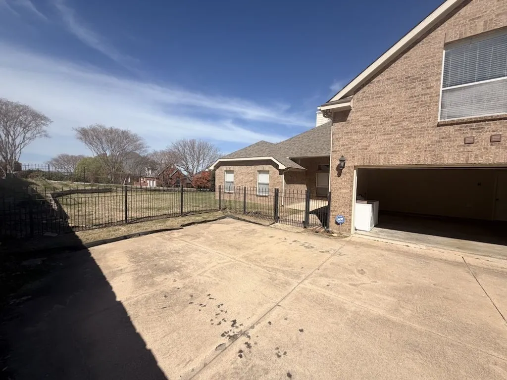 Single Family Residence For Sale in Rockwall County , 2185 Clubview Drive, Rockwall, Texas 75087, 3 Bedroom, 3 Bathroom, 2 Garage spaces, 3,083 Sqft, built in 2001, Preowned, mls#21227145, Real Estate Agent in Rockwall, Homes For Sale in Rockwall county, Homes For Sale in Rockwall, Realtor in Rockwall Texas, Real Estate Brokerage Independent Realty Texas, Luminita Cordes Realtor