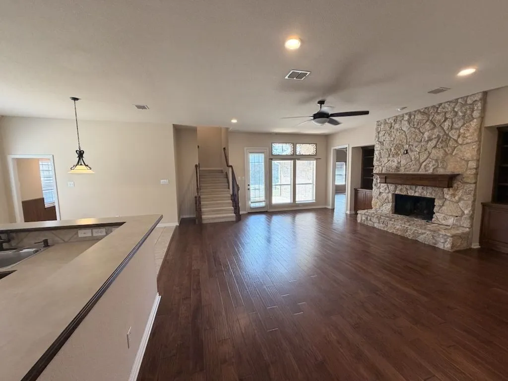 Single Family Residence For Sale in Rockwall County , 2185 Clubview Drive, Rockwall, Texas 75087, 3 Bedroom, 3 Bathroom, 2 Garage spaces, 3,083 Sqft, built in 2001, Preowned, mls#21227145, Real Estate Agent in Rockwall, Homes For Sale in Rockwall county, Homes For Sale in Rockwall, Realtor in Rockwall Texas, Real Estate Brokerage Independent Realty Texas, Luminita Cordes Realtor