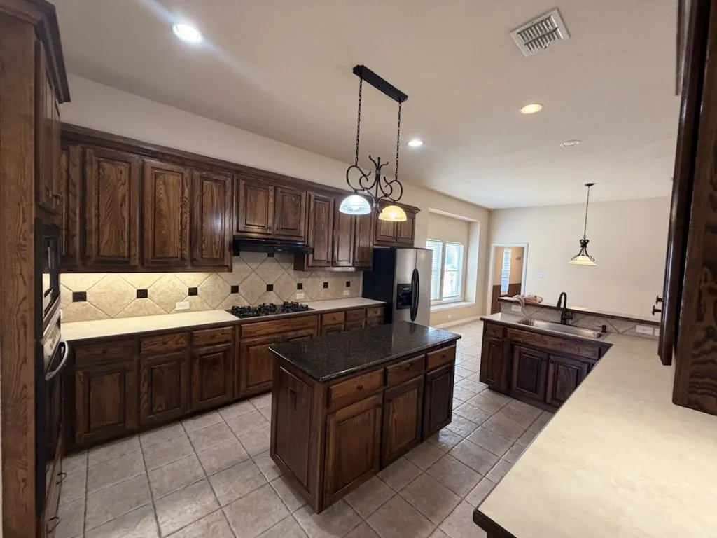 Single Family Residence For Sale in Rockwall County , 2185 Clubview Drive, Rockwall, Texas 75087, 3 Bedroom, 3 Bathroom, 2 Garage spaces, 3,083 Sqft, built in 2001, Preowned, mls#21227145, Real Estate Agent in Rockwall, Homes For Sale in Rockwall county, Homes For Sale in Rockwall, Realtor in Rockwall Texas, Real Estate Brokerage Independent Realty Texas, Luminita Cordes Realtor