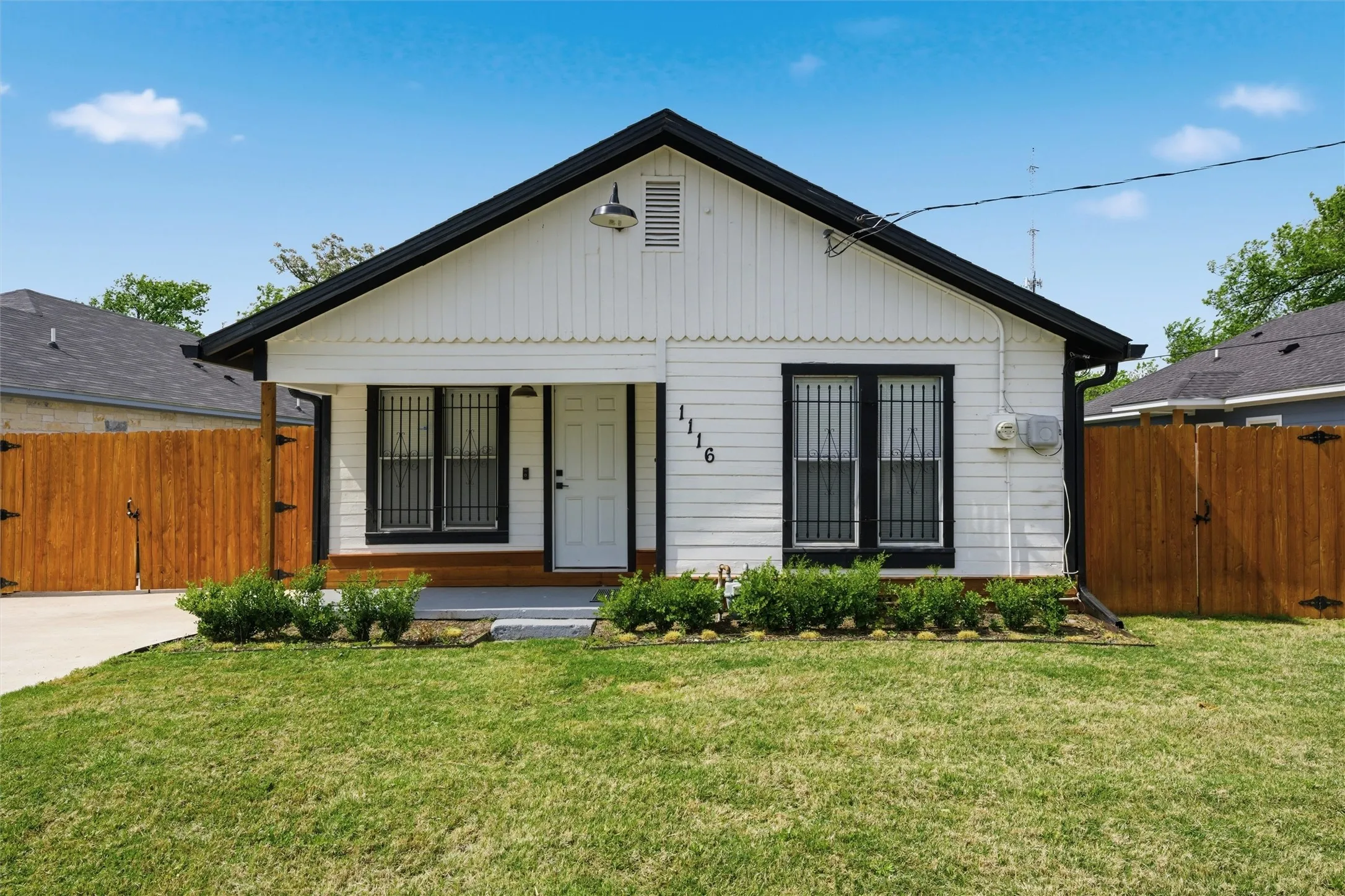 Single Family Residence For Sale in Mc Lennan County , 1116 Houston Street, Waco, Texas 76704, 2 Bedroom, 1 Bathroom, Garage spaces, 1,060 Sqft, built in 1935, mls#21227522, Real Estate Agent in Waco, Homes For Sale in Mc Lennan county, Homes For Sale in Waco, Realtor in Waco Texas, Real Estate Brokerage Independent Realty Texas, Luminita Cordes Realtor