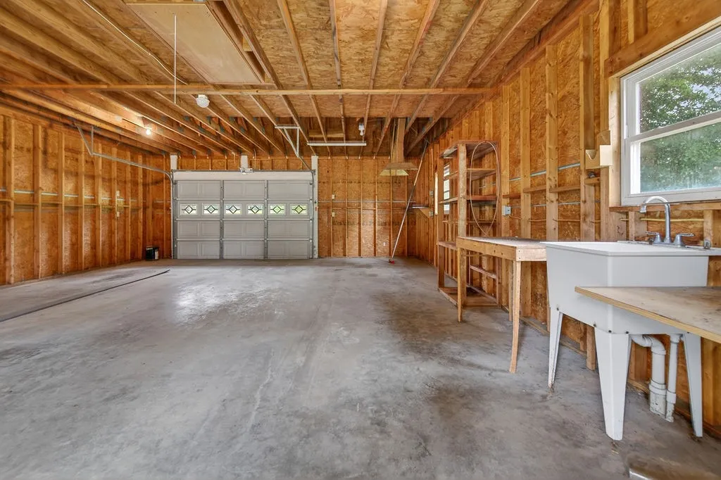 Single Family Residence For Sale in Henderson County , 2436 Lakefront Shores Road, Athens, Texas 75752, 3 Bedroom, 3 Bathroom, 3 Garage spaces, 2,024 Sqft, built in 2004, mls#21227590, Real Estate Agent in Athens, Homes For Sale in Henderson county, Homes For Sale in Athens, Realtor in Athens Texas, Real Estate Brokerage Independent Realty Texas, Luminita Cordes Realtor
