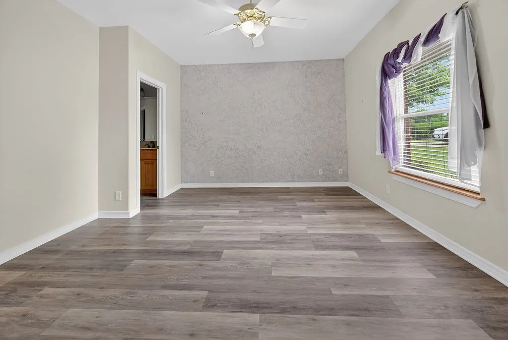 Single Family Residence For Sale in Henderson County , 2436 Lakefront Shores Road, Athens, Texas 75752, 3 Bedroom, 3 Bathroom, 3 Garage spaces, 2,024 Sqft, built in 2004, mls#21227590, Real Estate Agent in Athens, Homes For Sale in Henderson county, Homes For Sale in Athens, Realtor in Athens Texas, Real Estate Brokerage Independent Realty Texas, Luminita Cordes Realtor