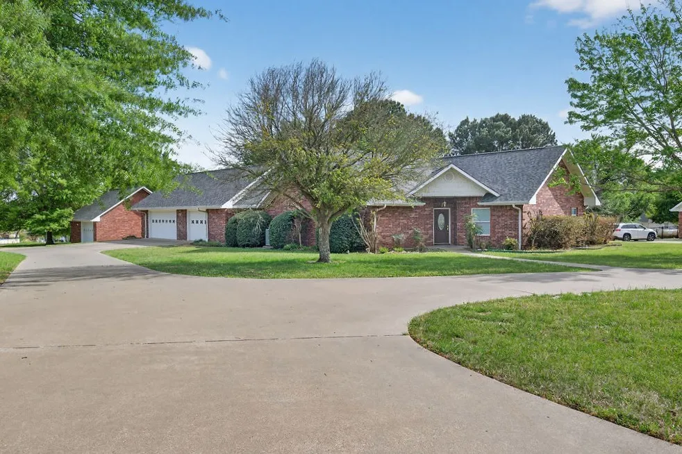 Single Family Residence For Sale in Henderson County , 2436 Lakefront Shores Road, Athens, Texas 75752, 3 Bedroom, 3 Bathroom, 3 Garage spaces, 2,024 Sqft, built in 2004, mls#21227590, Real Estate Agent in Athens, Homes For Sale in Henderson county, Homes For Sale in Athens, Realtor in Athens Texas, Real Estate Brokerage Independent Realty Texas, Luminita Cordes Realtor
