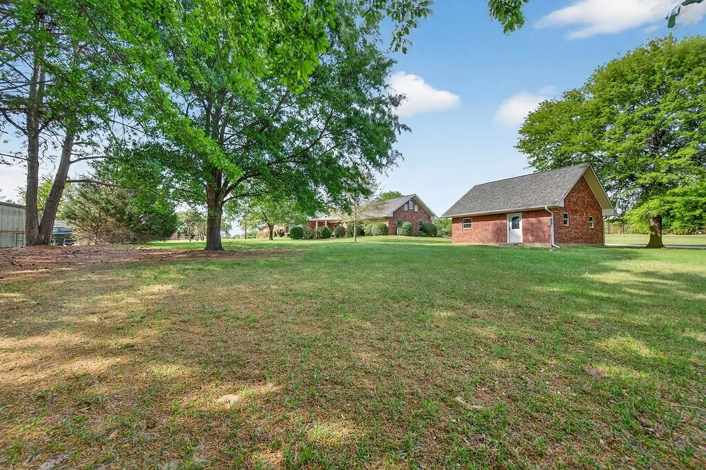 Single Family Residence For Sale in Henderson County , 2436 Lakefront Shores Road, Athens, Texas 75752, 3 Bedroom, 3 Bathroom, 3 Garage spaces, 2,024 Sqft, built in 2004, mls#21227590, Real Estate Agent in Athens, Homes For Sale in Henderson county, Homes For Sale in Athens, Realtor in Athens Texas, Real Estate Brokerage Independent Realty Texas, Luminita Cordes Realtor