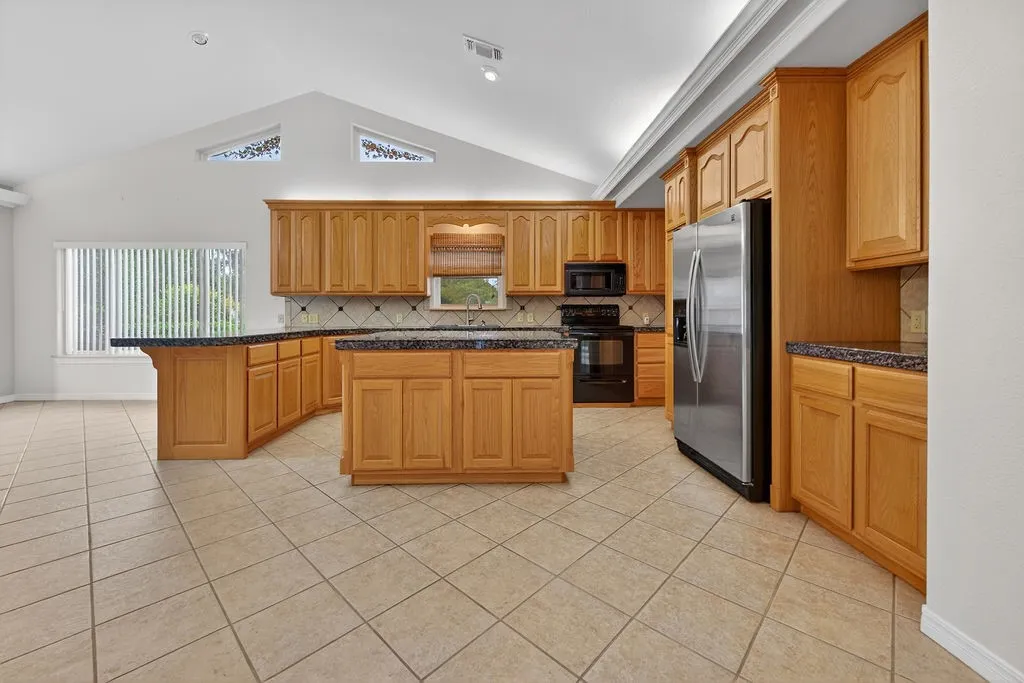 Single Family Residence For Sale in Henderson County , 2436 Lakefront Shores Road, Athens, Texas 75752, 3 Bedroom, 3 Bathroom, 3 Garage spaces, 2,024 Sqft, built in 2004, mls#21227590, Real Estate Agent in Athens, Homes For Sale in Henderson county, Homes For Sale in Athens, Realtor in Athens Texas, Real Estate Brokerage Independent Realty Texas, Luminita Cordes Realtor