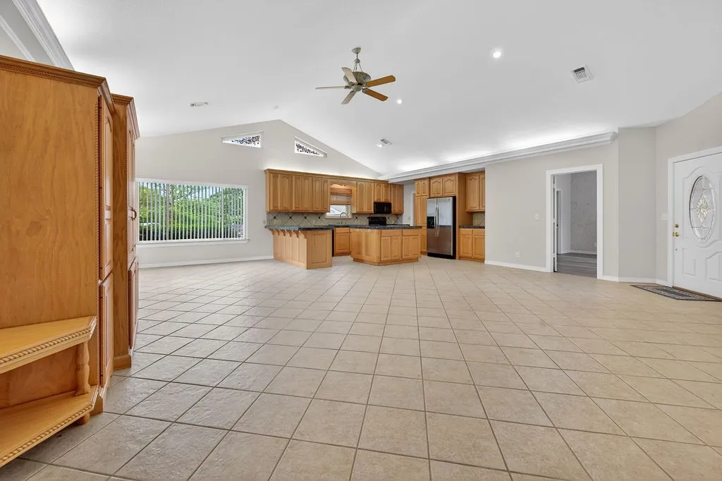 Single Family Residence For Sale in Henderson County , 2436 Lakefront Shores Road, Athens, Texas 75752, 3 Bedroom, 3 Bathroom, 3 Garage spaces, 2,024 Sqft, built in 2004, mls#21227590, Real Estate Agent in Athens, Homes For Sale in Henderson county, Homes For Sale in Athens, Realtor in Athens Texas, Real Estate Brokerage Independent Realty Texas, Luminita Cordes Realtor
