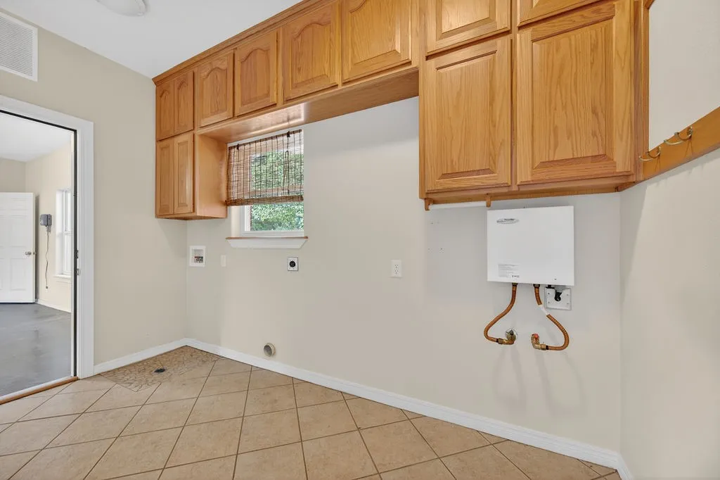 Single Family Residence For Sale in Henderson County , 2436 Lakefront Shores Road, Athens, Texas 75752, 3 Bedroom, 3 Bathroom, 3 Garage spaces, 2,024 Sqft, built in 2004, mls#21227590, Real Estate Agent in Athens, Homes For Sale in Henderson county, Homes For Sale in Athens, Realtor in Athens Texas, Real Estate Brokerage Independent Realty Texas, Luminita Cordes Realtor