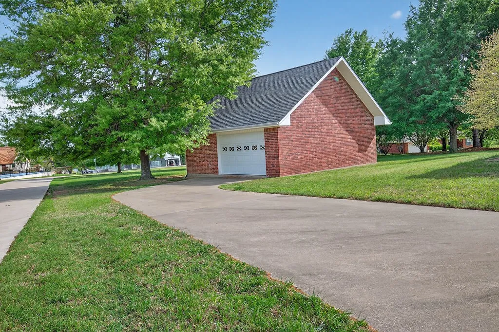 Single Family Residence For Sale in Henderson County , 2436 Lakefront Shores Road, Athens, Texas 75752, 3 Bedroom, 3 Bathroom, 3 Garage spaces, 2,024 Sqft, built in 2004, mls#21227590, Real Estate Agent in Athens, Homes For Sale in Henderson county, Homes For Sale in Athens, Realtor in Athens Texas, Real Estate Brokerage Independent Realty Texas, Luminita Cordes Realtor