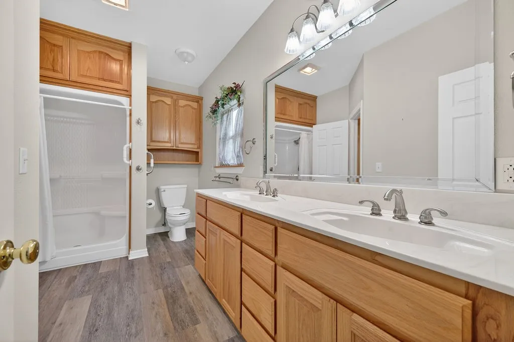 Single Family Residence For Sale in Henderson County , 2436 Lakefront Shores Road, Athens, Texas 75752, 3 Bedroom, 3 Bathroom, 3 Garage spaces, 2,024 Sqft, built in 2004, mls#21227590, Real Estate Agent in Athens, Homes For Sale in Henderson county, Homes For Sale in Athens, Realtor in Athens Texas, Real Estate Brokerage Independent Realty Texas, Luminita Cordes Realtor