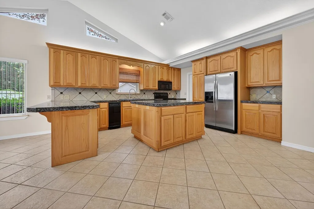 Single Family Residence For Sale in Henderson County , 2436 Lakefront Shores Road, Athens, Texas 75752, 3 Bedroom, 3 Bathroom, 3 Garage spaces, 2,024 Sqft, built in 2004, mls#21227590, Real Estate Agent in Athens, Homes For Sale in Henderson county, Homes For Sale in Athens, Realtor in Athens Texas, Real Estate Brokerage Independent Realty Texas, Luminita Cordes Realtor