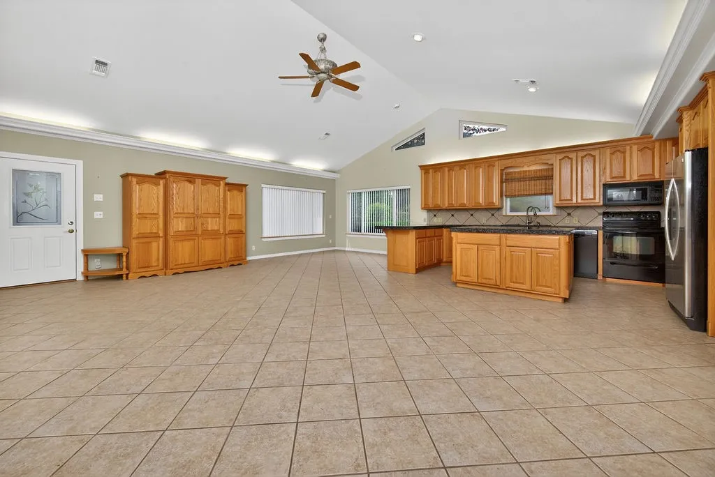 Single Family Residence For Sale in Henderson County , 2436 Lakefront Shores Road, Athens, Texas 75752, 3 Bedroom, 3 Bathroom, 3 Garage spaces, 2,024 Sqft, built in 2004, mls#21227590, Real Estate Agent in Athens, Homes For Sale in Henderson county, Homes For Sale in Athens, Realtor in Athens Texas, Real Estate Brokerage Independent Realty Texas, Luminita Cordes Realtor