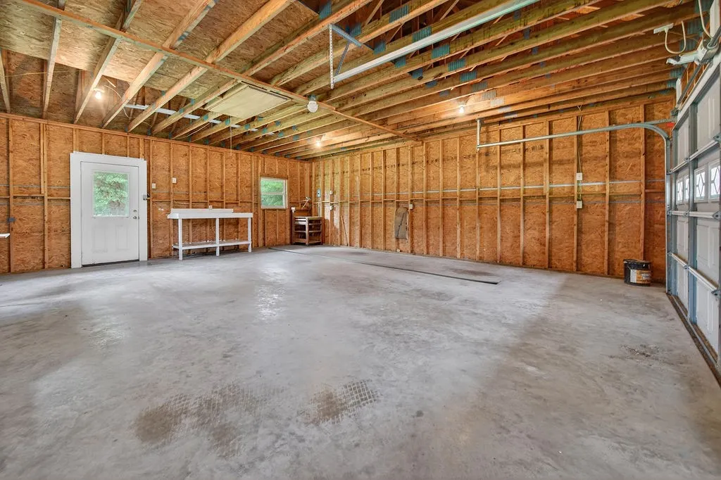 Single Family Residence For Sale in Henderson County , 2436 Lakefront Shores Road, Athens, Texas 75752, 3 Bedroom, 3 Bathroom, 3 Garage spaces, 2,024 Sqft, built in 2004, mls#21227590, Real Estate Agent in Athens, Homes For Sale in Henderson county, Homes For Sale in Athens, Realtor in Athens Texas, Real Estate Brokerage Independent Realty Texas, Luminita Cordes Realtor