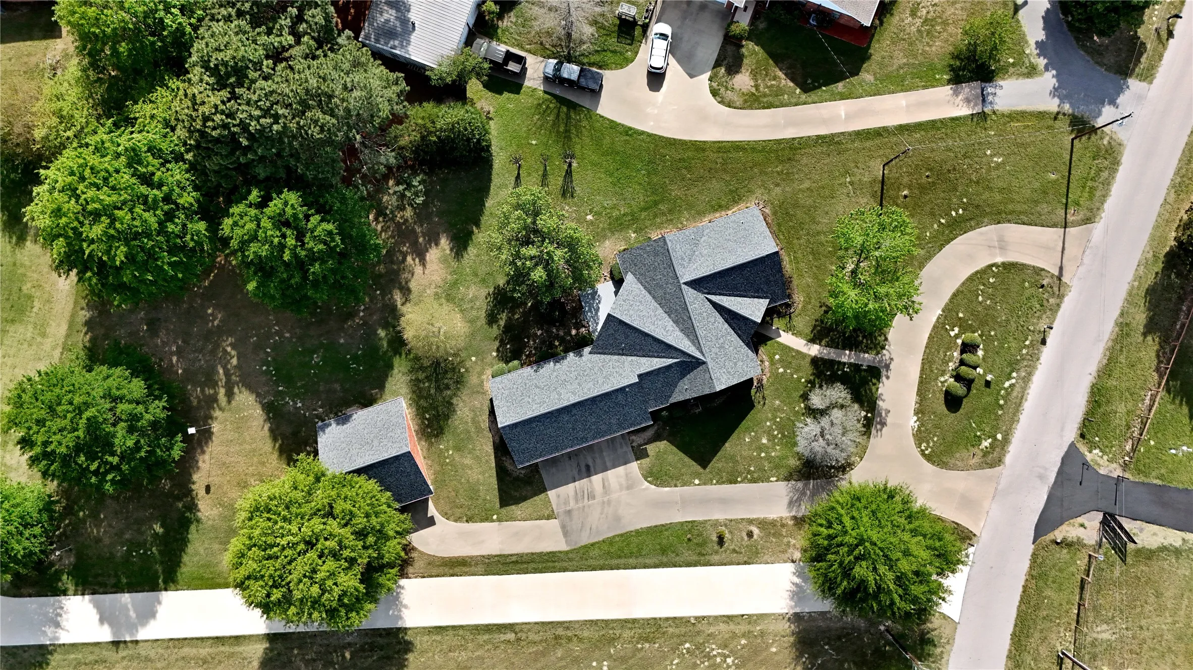 Single Family Residence For Sale in Henderson County , 2436 Lakefront Shores Road, Athens, Texas 75752, 3 Bedroom, 3 Bathroom, 3 Garage spaces, 2,024 Sqft, built in 2004, mls#21227590, Real Estate Agent in Athens, Homes For Sale in Henderson county, Homes For Sale in Athens, Realtor in Athens Texas, Real Estate Brokerage Independent Realty Texas, Luminita Cordes Realtor