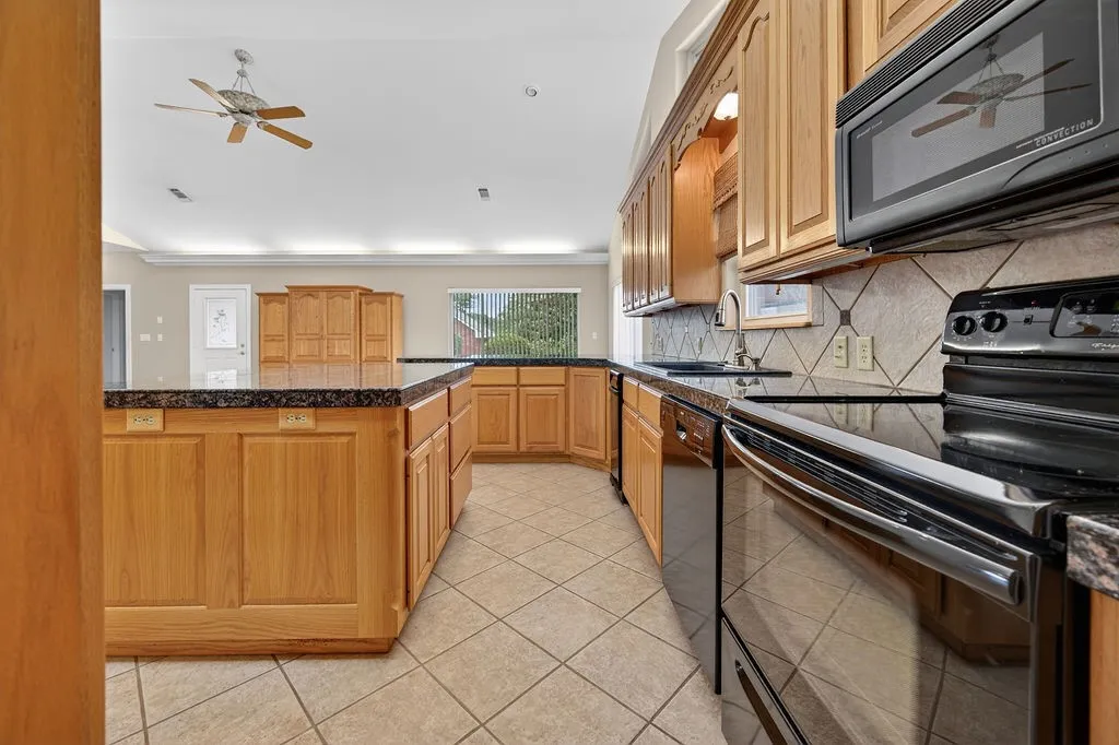 Single Family Residence For Sale in Henderson County , 2436 Lakefront Shores Road, Athens, Texas 75752, 3 Bedroom, 3 Bathroom, 3 Garage spaces, 2,024 Sqft, built in 2004, mls#21227590, Real Estate Agent in Athens, Homes For Sale in Henderson county, Homes For Sale in Athens, Realtor in Athens Texas, Real Estate Brokerage Independent Realty Texas, Luminita Cordes Realtor