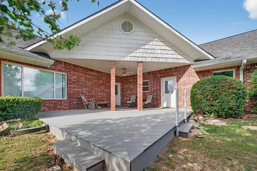Single Family Residence For Sale in Henderson County , 2436 Lakefront Shores Road, Athens, Texas 75752, 3 Bedroom, 3 Bathroom, 3 Garage spaces, 2,024 Sqft, built in 2004, mls#21227590, Real Estate Agent in Athens, Homes For Sale in Henderson county, Homes For Sale in Athens, Realtor in Athens Texas, Real Estate Brokerage Independent Realty Texas, Luminita Cordes Realtor