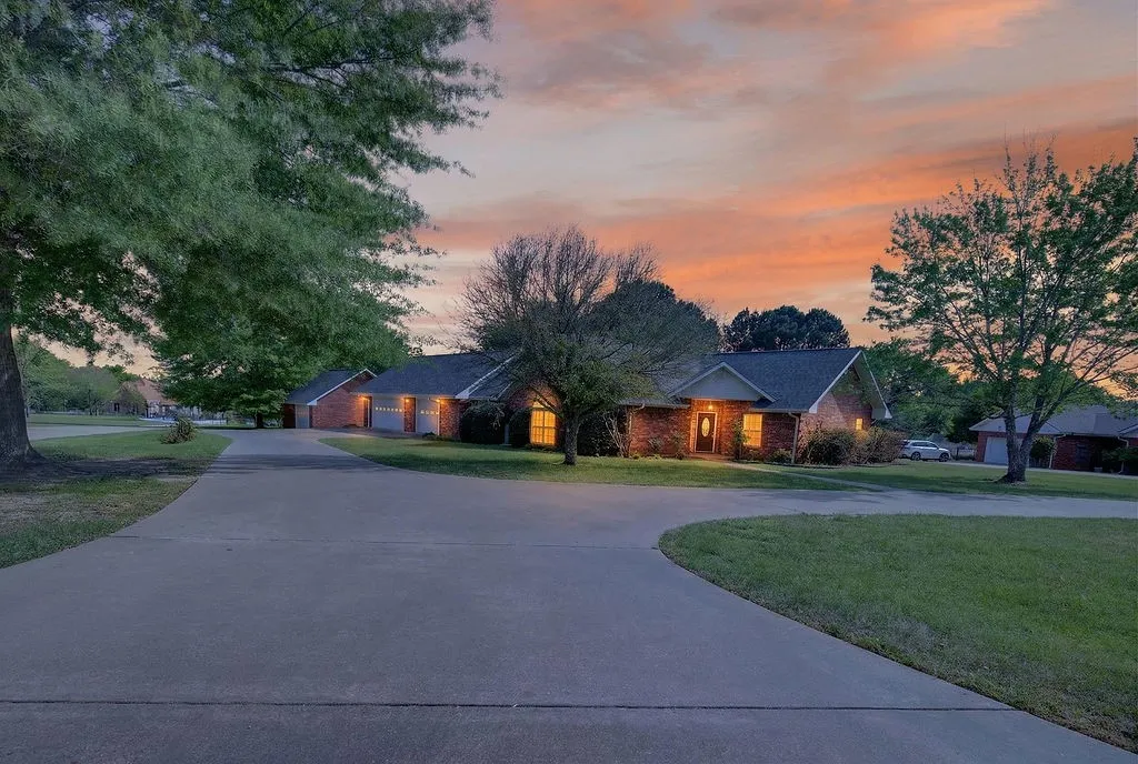 Single Family Residence For Sale in Henderson County , 2436 Lakefront Shores Road, Athens, Texas 75752, 3 Bedroom, 3 Bathroom, 3 Garage spaces, 2,024 Sqft, built in 2004, mls#21227590, Real Estate Agent in Athens, Homes For Sale in Henderson county, Homes For Sale in Athens, Realtor in Athens Texas, Real Estate Brokerage Independent Realty Texas, Luminita Cordes Realtor