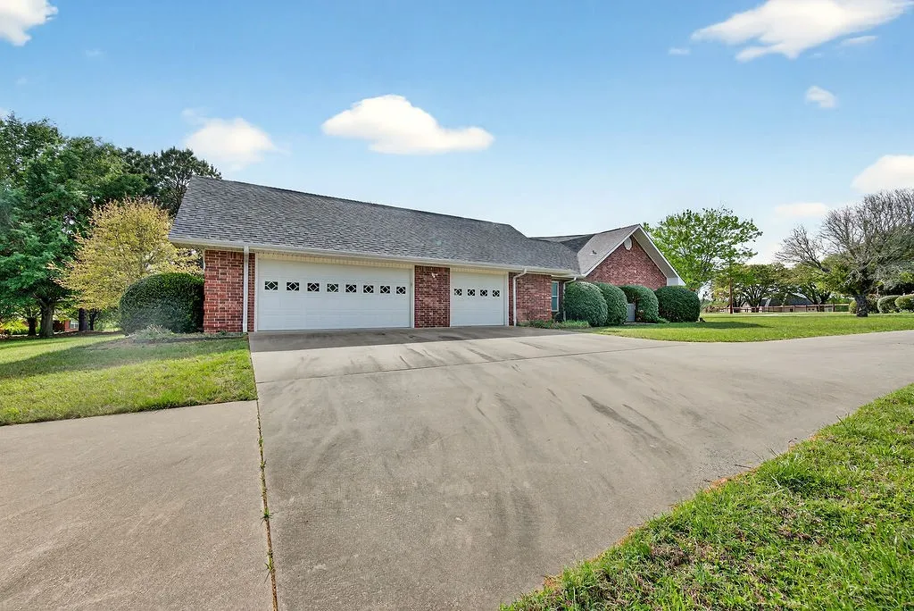 Single Family Residence For Sale in Henderson County , 2436 Lakefront Shores Road, Athens, Texas 75752, 3 Bedroom, 3 Bathroom, 3 Garage spaces, 2,024 Sqft, built in 2004, mls#21227590, Real Estate Agent in Athens, Homes For Sale in Henderson county, Homes For Sale in Athens, Realtor in Athens Texas, Real Estate Brokerage Independent Realty Texas, Luminita Cordes Realtor