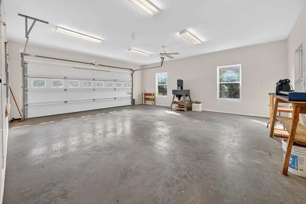 Single Family Residence For Sale in Henderson County , 2436 Lakefront Shores Road, Athens, Texas 75752, 3 Bedroom, 3 Bathroom, 3 Garage spaces, 2,024 Sqft, built in 2004, mls#21227590, Real Estate Agent in Athens, Homes For Sale in Henderson county, Homes For Sale in Athens, Realtor in Athens Texas, Real Estate Brokerage Independent Realty Texas, Luminita Cordes Realtor