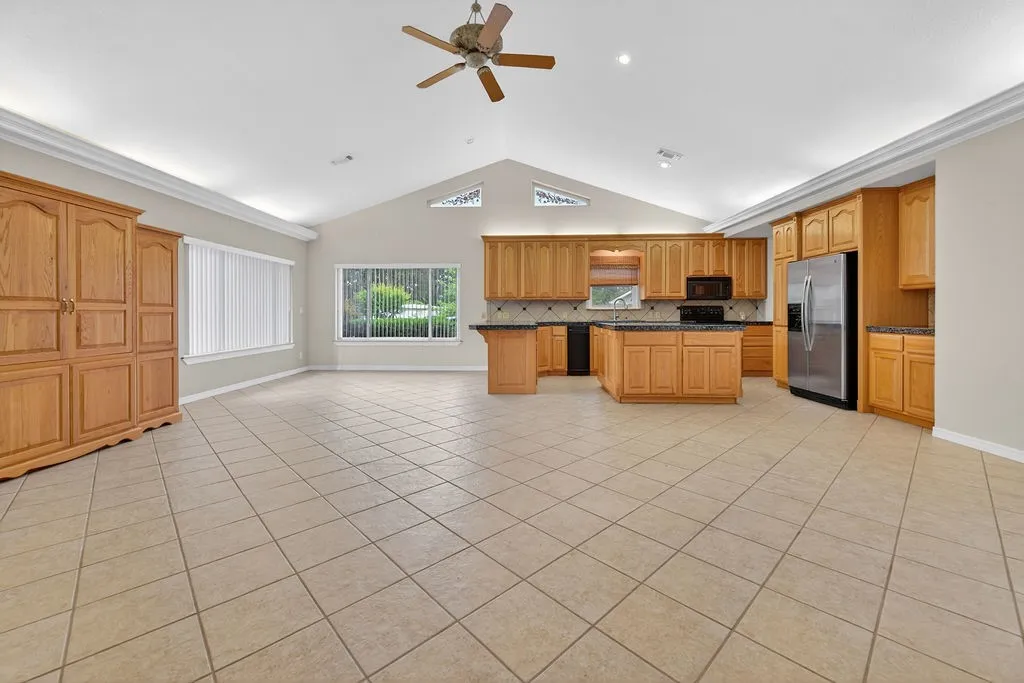 Single Family Residence For Sale in Henderson County , 2436 Lakefront Shores Road, Athens, Texas 75752, 3 Bedroom, 3 Bathroom, 3 Garage spaces, 2,024 Sqft, built in 2004, mls#21227590, Real Estate Agent in Athens, Homes For Sale in Henderson county, Homes For Sale in Athens, Realtor in Athens Texas, Real Estate Brokerage Independent Realty Texas, Luminita Cordes Realtor