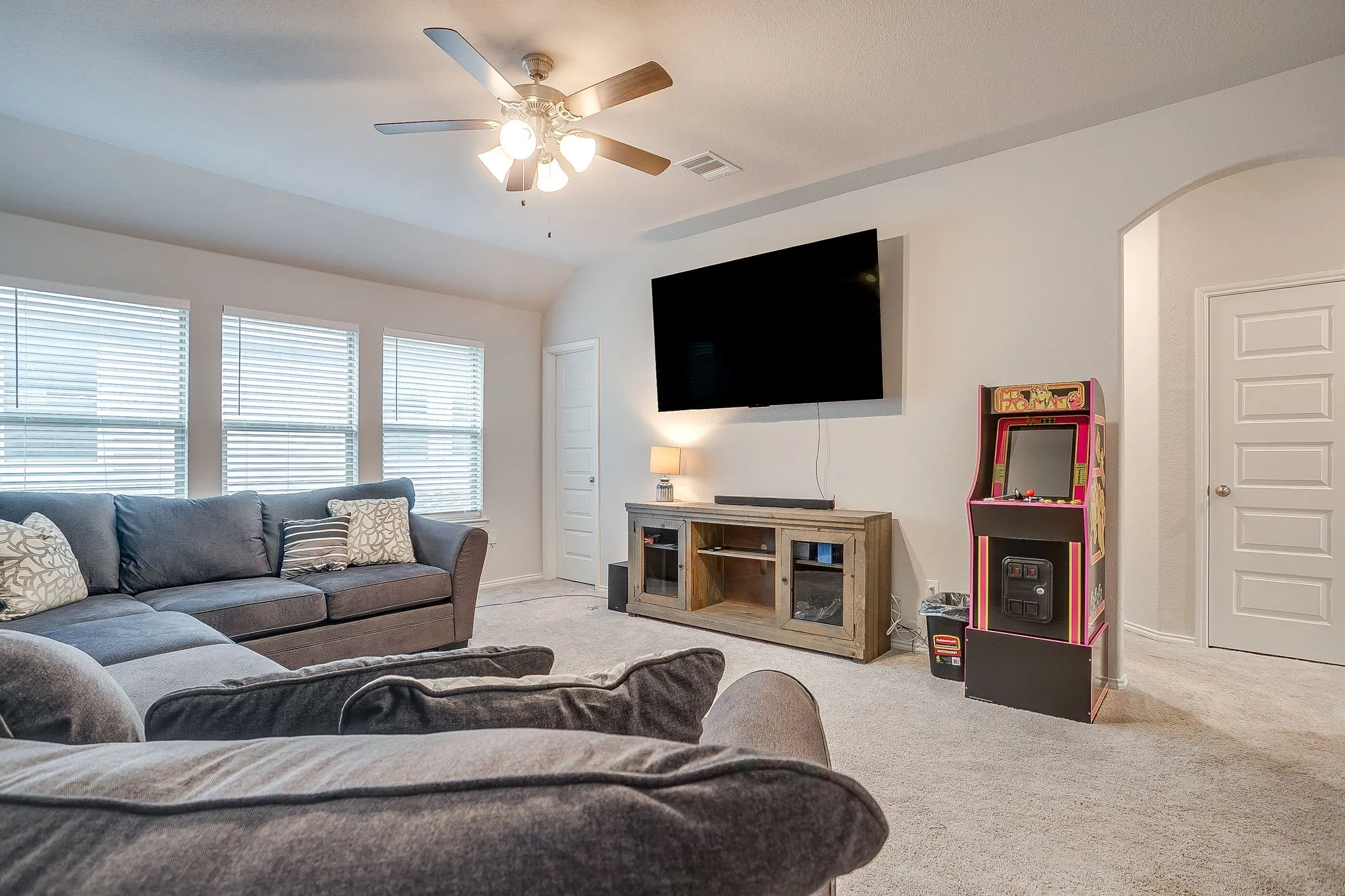 Extra storage space and ceiling fan too.
