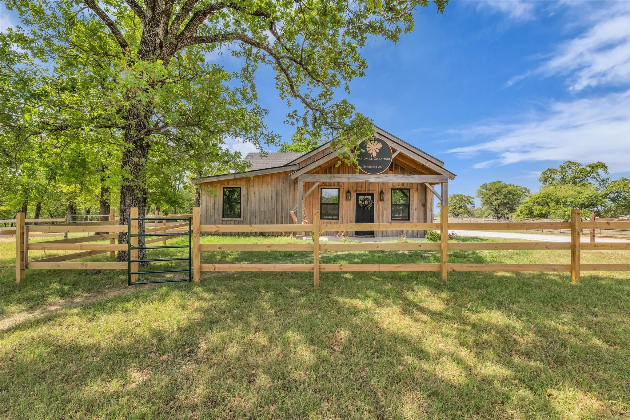 Single Family Residence For Sale in Mc Lennan County , 261 Windmill Lane, Waco, Texas 76705, 2 Bedroom, 1 Bathroom, 2 Garage spaces, 1,196 Sqft, built in 1990, mls#21223722, Real Estate Agent in Waco, Homes For Sale in Mc Lennan county, Homes For Sale in Waco, Realtor in Waco Texas, Real Estate Brokerage Independent Realty Texas, Luminita Cordes Realtor