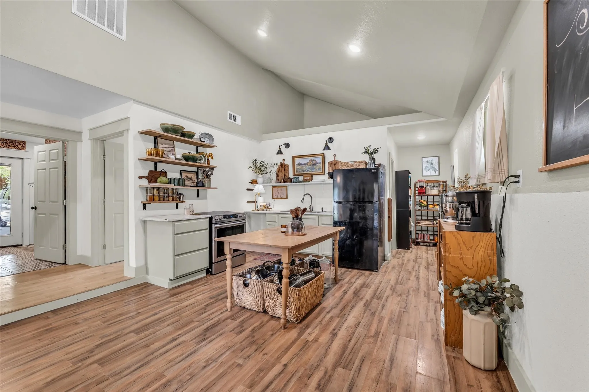 Single Family Residence For Sale in Mc Lennan County , 261 Windmill Lane, Waco, Texas 76705, 2 Bedroom, 1 Bathroom, 2 Garage spaces, 1,196 Sqft, built in 1990, mls#21223722, Real Estate Agent in Waco, Homes For Sale in Mc Lennan county, Homes For Sale in Waco, Realtor in Waco Texas, Real Estate Brokerage Independent Realty Texas, Luminita Cordes Realtor