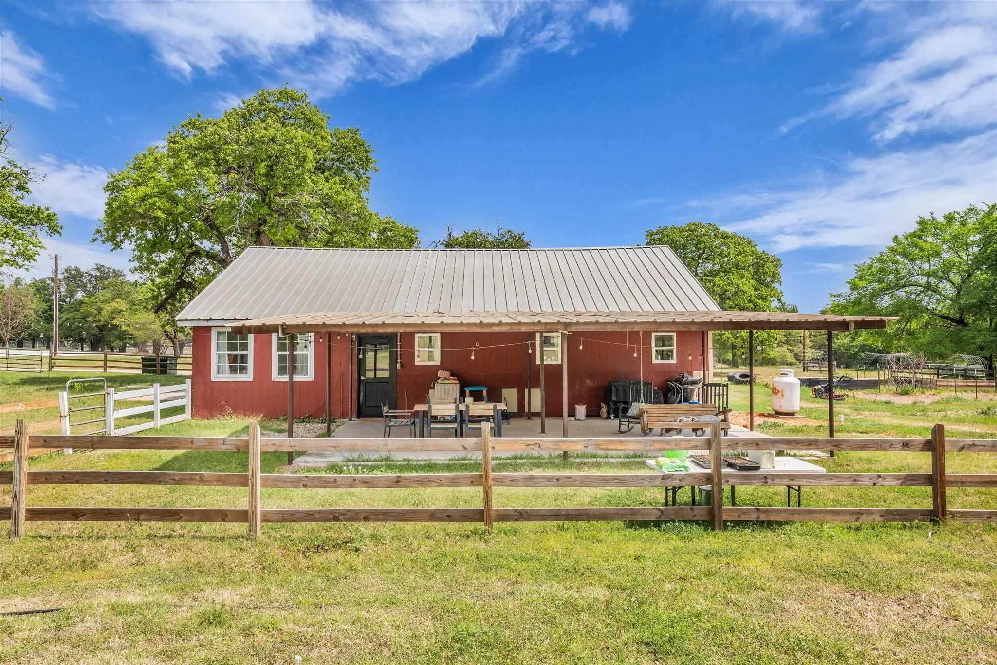 Single Family Residence For Sale in Mc Lennan County , 261 Windmill Lane, Waco, Texas 76705, 2 Bedroom, 1 Bathroom, 2 Garage spaces, 1,196 Sqft, built in 1990, mls#21223722, Real Estate Agent in Waco, Homes For Sale in Mc Lennan county, Homes For Sale in Waco, Realtor in Waco Texas, Real Estate Brokerage Independent Realty Texas, Luminita Cordes Realtor
