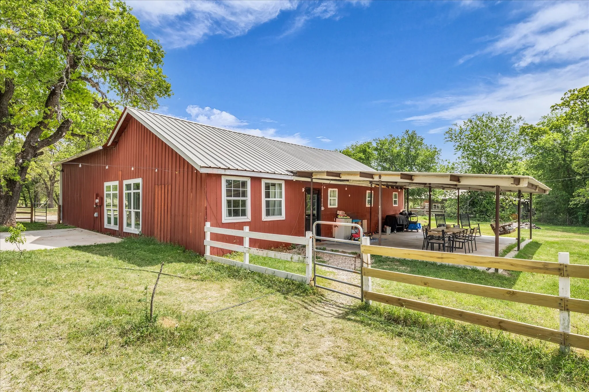 Single Family Residence For Sale in Mc Lennan County , 261 Windmill Lane, Waco, Texas 76705, 2 Bedroom, 1 Bathroom, 2 Garage spaces, 1,196 Sqft, built in 1990, mls#21223722, Real Estate Agent in Waco, Homes For Sale in Mc Lennan county, Homes For Sale in Waco, Realtor in Waco Texas, Real Estate Brokerage Independent Realty Texas, Luminita Cordes Realtor