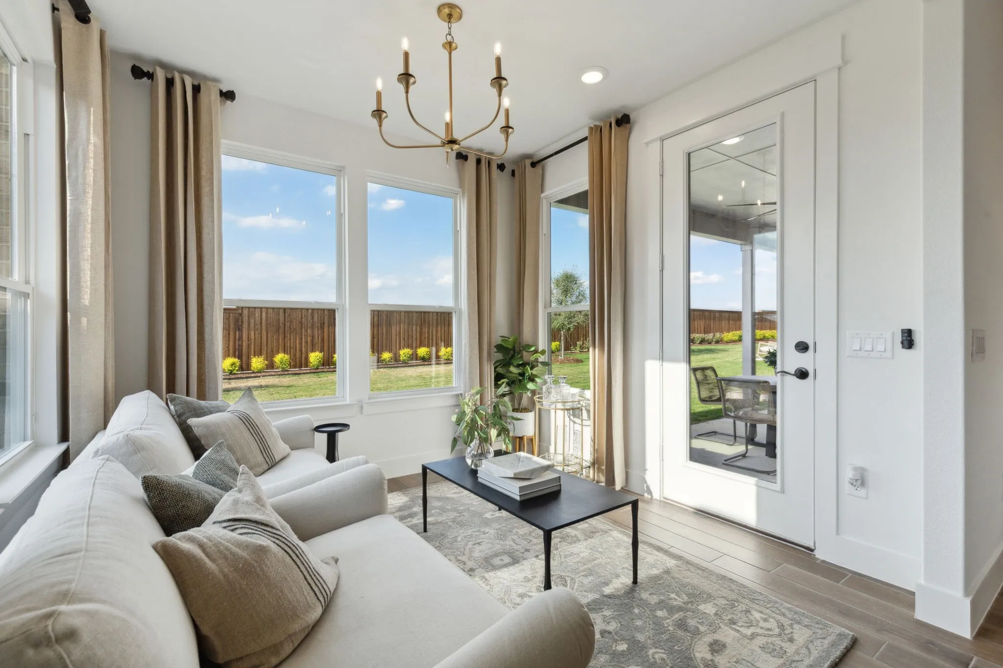 *Model Representation - Spacious and bright sun room