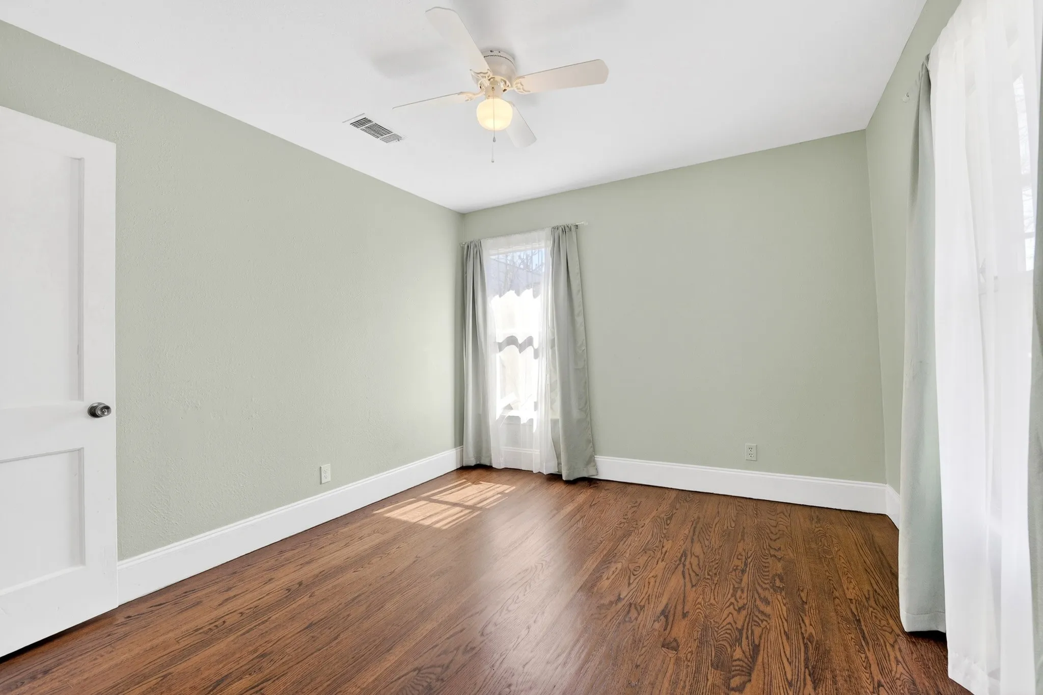 Single Family Residence For Rent in Dallas County , 10922 Castolon Drive, Dallas, Texas 75228, 3 Bedrooms, 1 Bathroom, Garage spaces, 1,275 Sqft, built in 1950, Preowned, Price $1,795, mls#21224671, Real Estate Agent in Dallas, Homes For Rent in Dallas county, Homes For Rent in Dallas, Realtor in Dallas Texas, Real Estate Brokerage Independent Realty Texas, Luminita Cordes Realtor
