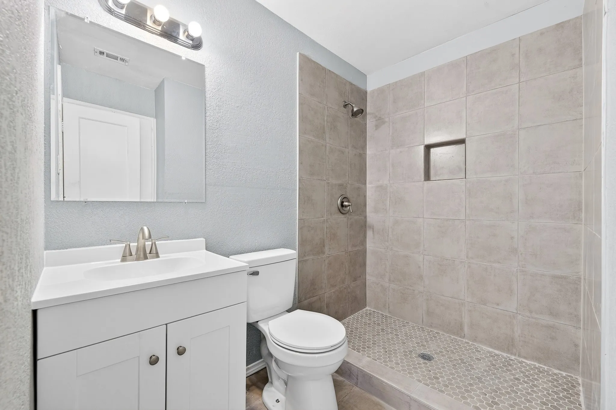 Single Family Residence For Rent in Dallas County , 10922 Castolon Drive, Dallas, Texas 75228, 3 Bedrooms, 1 Bathroom, Garage spaces, 1,275 Sqft, built in 1950, Preowned, Price $1,795, mls#21224671, Real Estate Agent in Dallas, Homes For Rent in Dallas county, Homes For Rent in Dallas, Realtor in Dallas Texas, Real Estate Brokerage Independent Realty Texas, Luminita Cordes Realtor