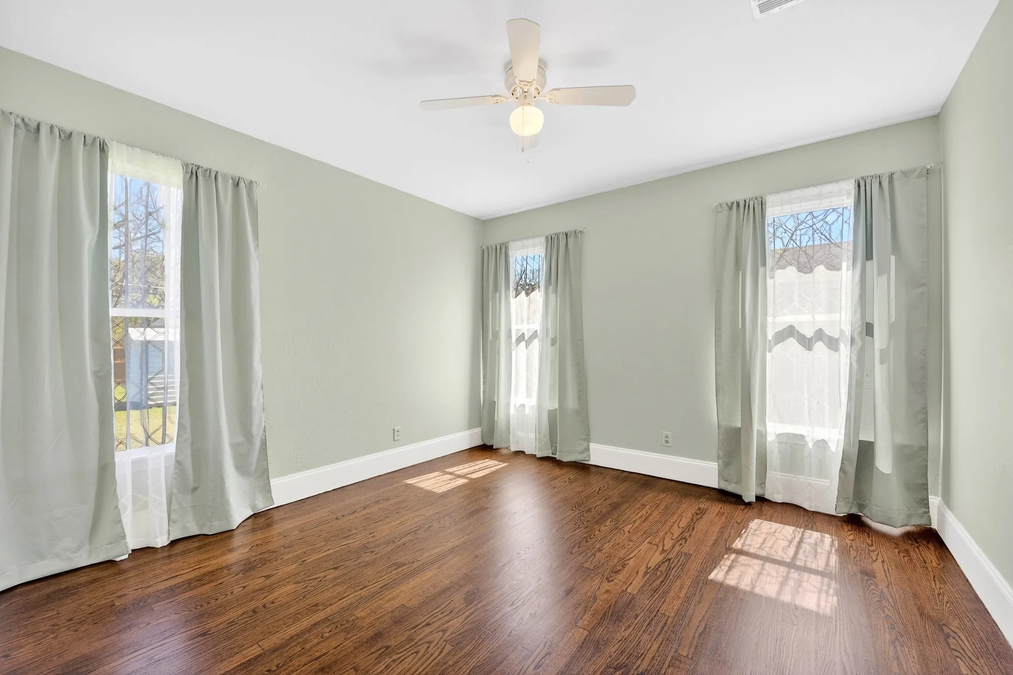 Single Family Residence For Rent in Dallas County , 10922 Castolon Drive, Dallas, Texas 75228, 3 Bedrooms, 1 Bathroom, Garage spaces, 1,275 Sqft, built in 1950, Preowned, Price $1,795, mls#21224671, Real Estate Agent in Dallas, Homes For Rent in Dallas county, Homes For Rent in Dallas, Realtor in Dallas Texas, Real Estate Brokerage Independent Realty Texas, Luminita Cordes Realtor
