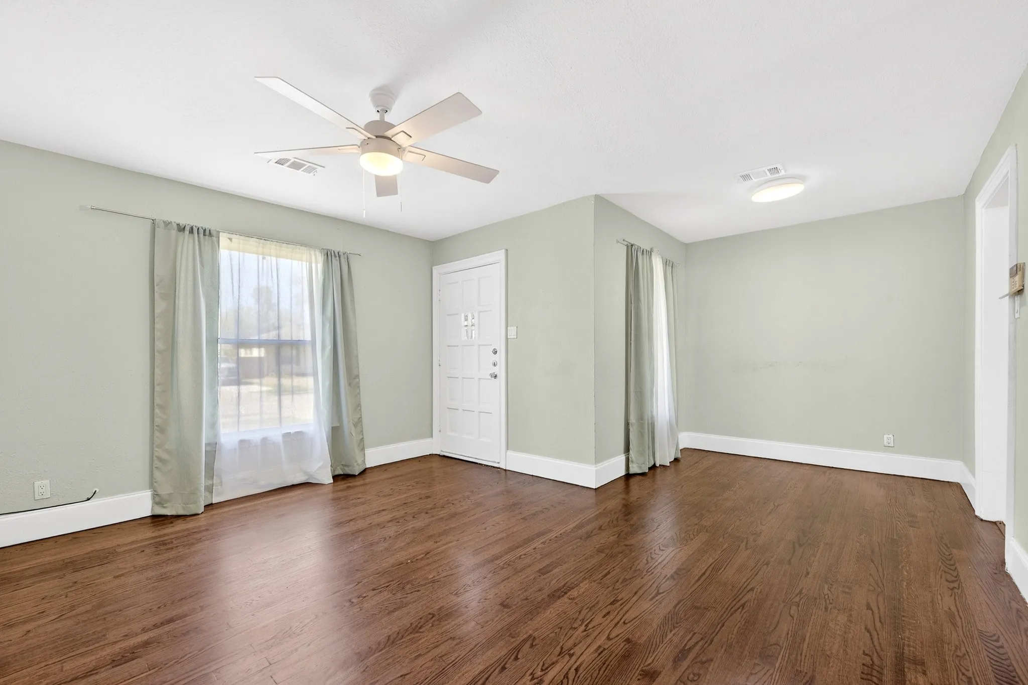 Single Family Residence For Rent in Dallas County , 10922 Castolon Drive, Dallas, Texas 75228, 3 Bedrooms, 1 Bathroom, Garage spaces, 1,275 Sqft, built in 1950, Preowned, Price $1,795, mls#21224671, Real Estate Agent in Dallas, Homes For Rent in Dallas county, Homes For Rent in Dallas, Realtor in Dallas Texas, Real Estate Brokerage Independent Realty Texas, Luminita Cordes Realtor