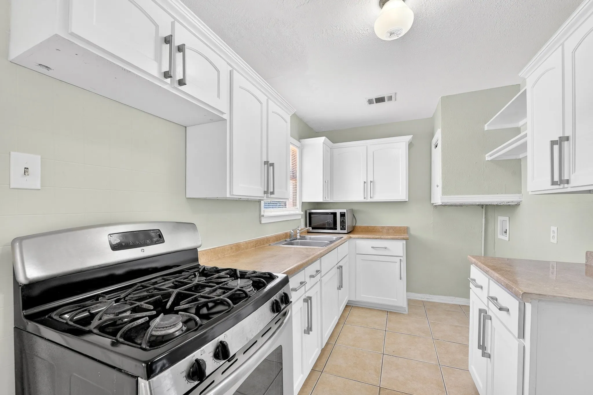 Single Family Residence For Rent in Dallas County , 10922 Castolon Drive, Dallas, Texas 75228, 3 Bedrooms, 1 Bathroom, Garage spaces, 1,275 Sqft, built in 1950, Preowned, Price $1,795, mls#21224671, Real Estate Agent in Dallas, Homes For Rent in Dallas county, Homes For Rent in Dallas, Realtor in Dallas Texas, Real Estate Brokerage Independent Realty Texas, Luminita Cordes Realtor