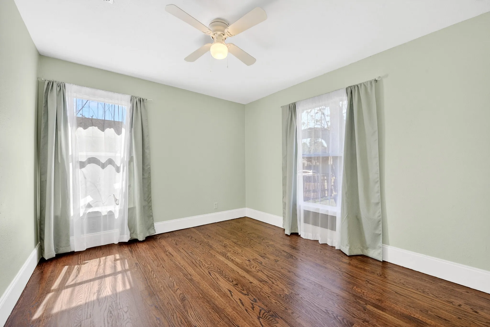 Single Family Residence For Rent in Dallas County , 10922 Castolon Drive, Dallas, Texas 75228, 3 Bedrooms, 1 Bathroom, Garage spaces, 1,275 Sqft, built in 1950, Preowned, Price $1,795, mls#21224671, Real Estate Agent in Dallas, Homes For Rent in Dallas county, Homes For Rent in Dallas, Realtor in Dallas Texas, Real Estate Brokerage Independent Realty Texas, Luminita Cordes Realtor