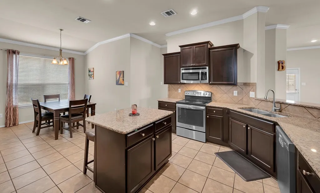 Single Family Residence For Sale in Mc Lennan County , 9801 Shallow Creek Drive, Waco, Texas 76708, 3 Bedroom, 3 Bathroom, 2 Garage spaces, 2,238 Sqft, built in 2013, Preowned, mls#21227295, Real Estate Agent in Waco, Homes For Sale in Mc Lennan county, Homes For Sale in Waco, Realtor in Waco Texas, Real Estate Brokerage Independent Realty Texas, Luminita Cordes Realtor