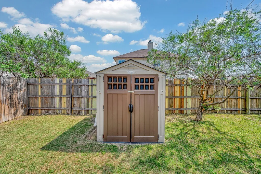 Single Family Residence For Sale in Mc Lennan County , 9801 Shallow Creek Drive, Waco, Texas 76708, 3 Bedroom, 3 Bathroom, 2 Garage spaces, 2,238 Sqft, built in 2013, Preowned, mls#21227295, Real Estate Agent in Waco, Homes For Sale in Mc Lennan county, Homes For Sale in Waco, Realtor in Waco Texas, Real Estate Brokerage Independent Realty Texas, Luminita Cordes Realtor